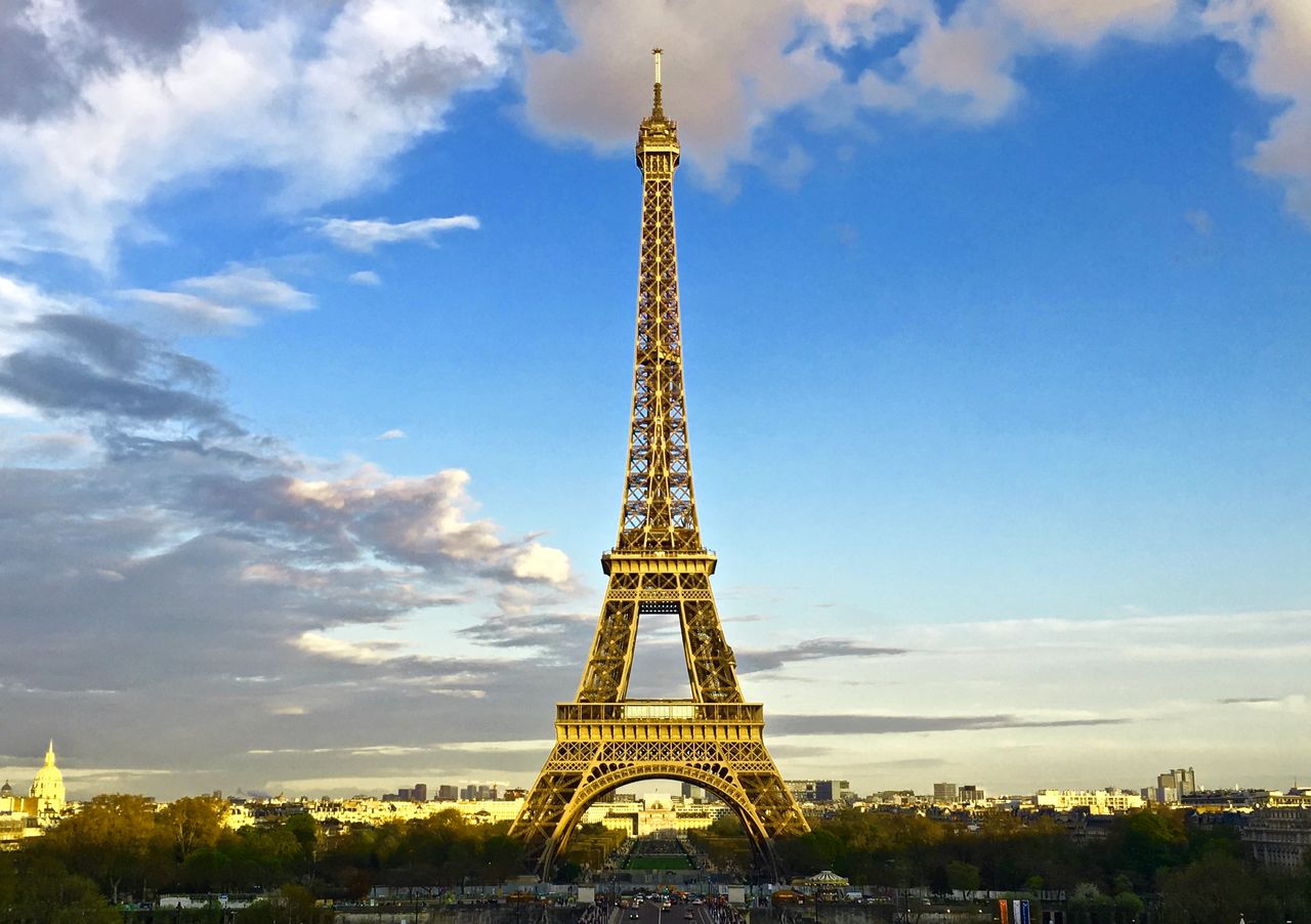 Read more about the article My favorite photo of the Eiffel Tower in a golden sunset